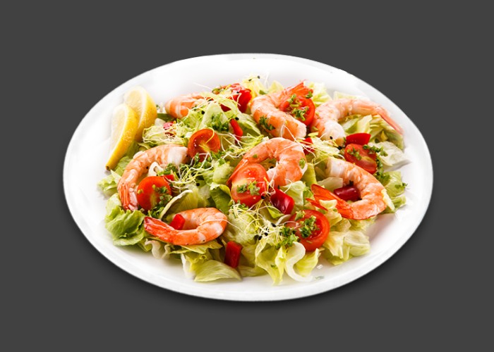 Salade verte, tomates, crevettes, ananas, mas, coeur d'artichauts.
