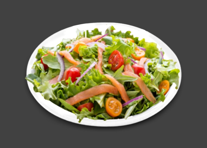 Salade verte, tomates, saumon, citron, olives.