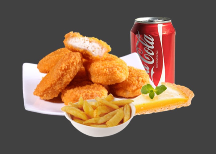 6 Nuggets ou 6 wings<br>
+ Potatoes<br>
+ Sauce barbecue<br>
+ 1 Dessert au choix<br>
+ 1 Boisson 33cl au choix.